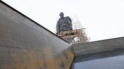 На площадке Ржевского мемориала устанавливают листы кортеновской стали на стенах входной группы