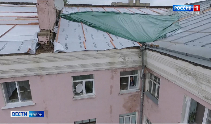 У жителей дома в Твери идут дожди в квартирах из-за остановившегося ремонта