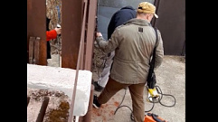 В Тверской области мужчина заварил бабушке ворота и угрожал соседу пистолетом