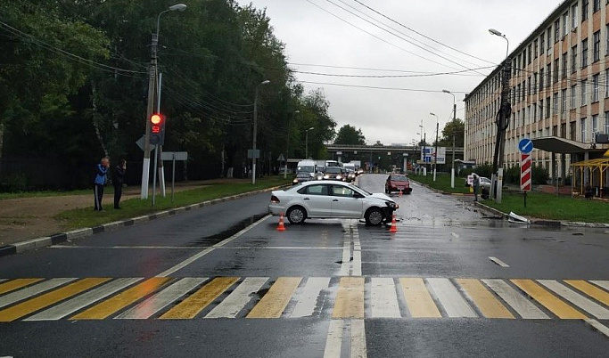 На перекрестке в Пролетарском районе Твери столкнулись два автомобиля
