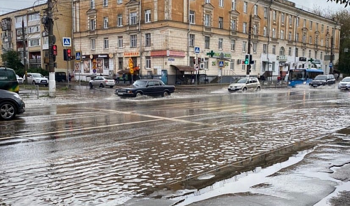 В Твери ливень затопил центр: проспект Победы залит водой