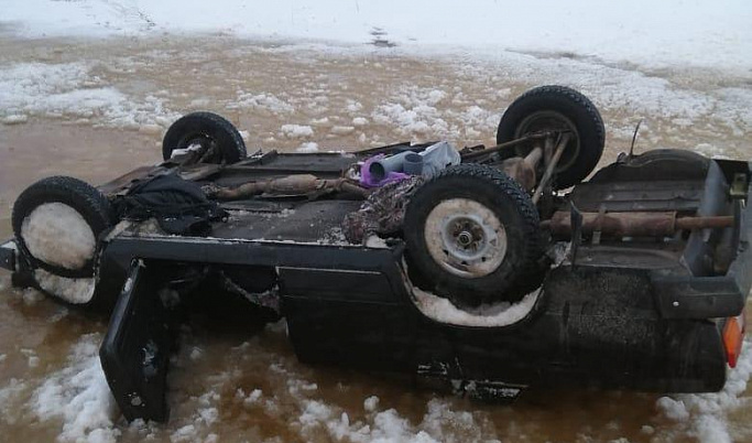 В Тверской области 89-летнего водителя спасли из перевернувшегося авто