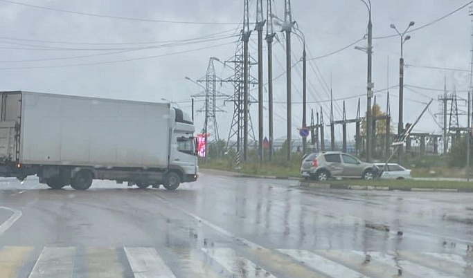 Возле ТЦ «Глобус» в Твери легковушка столкнулась с грузовиком