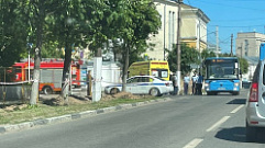 Несколько пассажиров пострадали в ДТП между автобусом и легковушкой в Твери