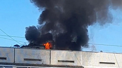 В Тверской области в пожаре на крыше пятиэтажки пострадал рабочий