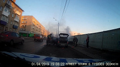 В Тверской области сотрудники ДПС помогли водителю потушить автомобиль