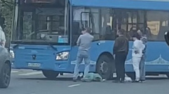 В Твери на светофоре городской автобус сбил 49-летнюю женщину