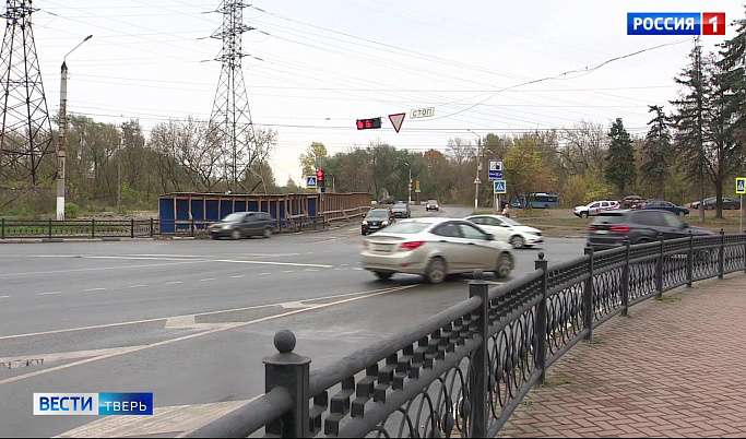 В Твери водители продолжают нарушать ПДД на Комсомольской площади