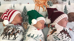 В Тверском перинатальном центре новорожденным подарили новогодние колпачки