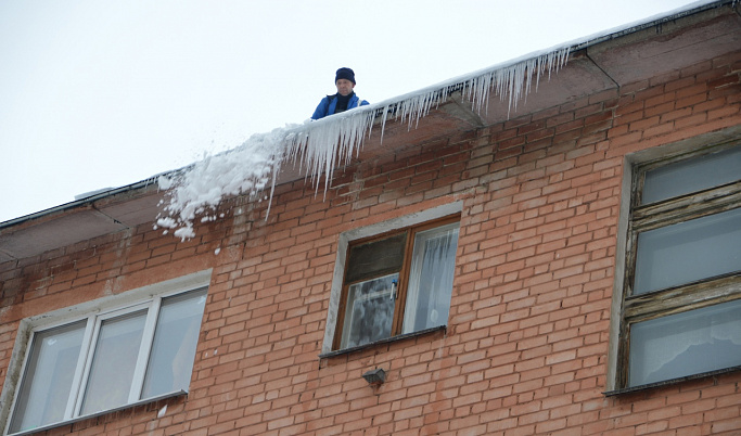 В Твери продолжается борьба с наледью на крышах