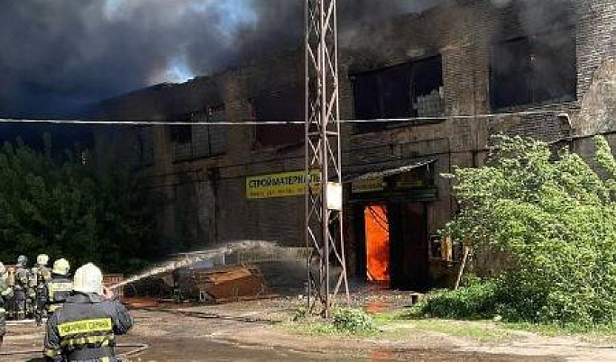 Прокуратура устанавливает причину пожара в цеху по переработке пластика в Твери