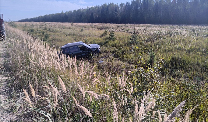 Автомобиль вылетел в кювет и перевернулся в Тверской области, водитель погиб