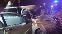 Под Тверью в ДТП с фурой погиб водитель, пассажира зажало в искореженном автомобиле