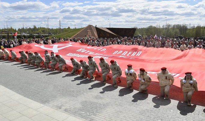 У Ржевского мемориала Советскому солдату развернули масштабную копию Знамени Победы