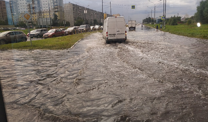 После ливня в Твери затопило дороги 