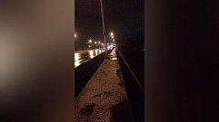 В Твери на Краснинском мосту автомобилисты пробивают колеса