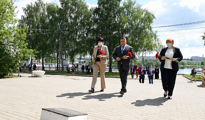 В Кимрах Игорь Руденя возложил цветы к Обелиску Победы