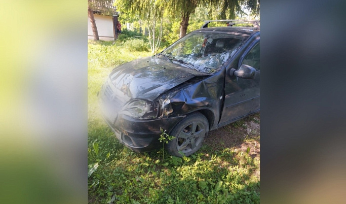 Женщина на иномарке врезалась в дерево в Тверской области