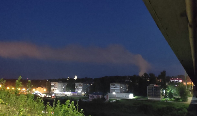 Ночью после громкого хлопка во Ржеве загорелось здание