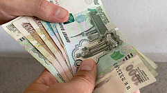 Удомельские полицейские задержали мошенницу, которая обменяла пенсионерке более 200 тысяч рублей на купюры банка приколов