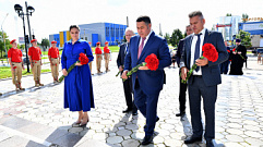 В Удомле Игорь Руденя возложил цветы к Обелиску Победы