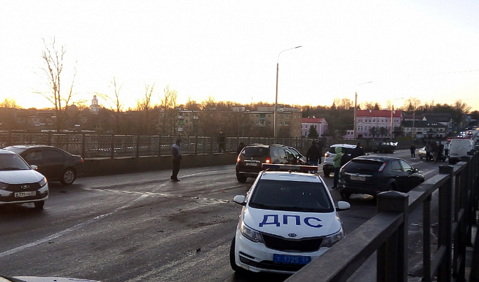 Около 15 машин столкнулись на мосту во Ржеве