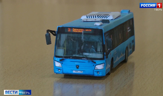 «Транспорт Верхневолжья» в миниатюре: студент сделал из бумаги модель синего автобуса