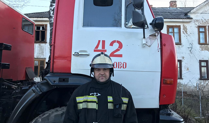 Нелидовские пожарные спасли мужчину из горящего дома