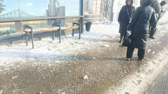 В Твери стеклянную автобусную остановку разбила глыба льда