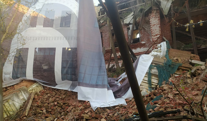 В Кимрах Тверской области ураганный ветер вырвал деревья и сорвал баннеры