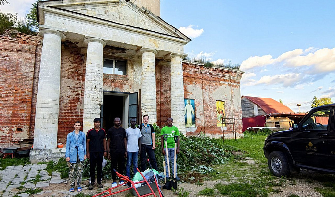 Волонтеры из Африки и Азии трудятся над восстановлением храма в Тверской области 