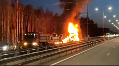 В результате ДТП загорелись два грузовика в Тверской области