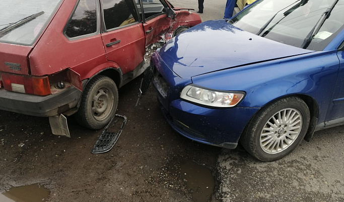 На перекрестке в Конаково не разъехались два автомобиля