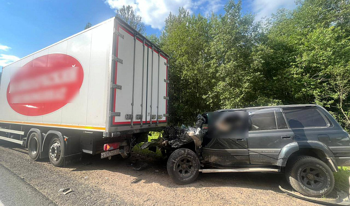 Водитель «Тойоты» погиб, врезавшись в грузовик в Тверской области