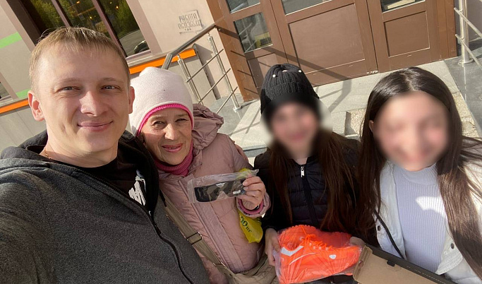 Тверской волонтер купил беженцам из Мариуполя новые кроссовки