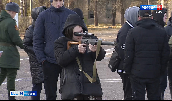 Школьников и студентов Тверской области знакомят с армейскими буднями