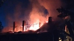 В Тверской области сгорел двухэтажный деревянный барак