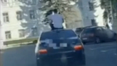 В Твери оштрафовали водителя, чей пассажир ехал на крыше автомобиля