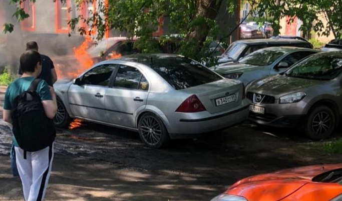На парковке у ДК «Металлист» в Твери загорелся автомобиль