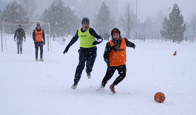 В Удомле прошел традиционный чемпионат по мини-футболу на снегу