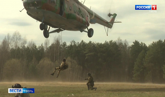 Без парашюта десантировались с вертолёта бойцы спецназа в Твери