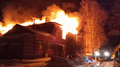 В Кимрском округе пожарные потушили горящий двухэтажный деревянный дом