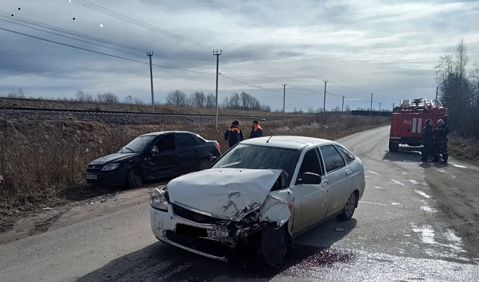 Два автомобиля столкнулись в Бологовском районе, есть пострадавшие