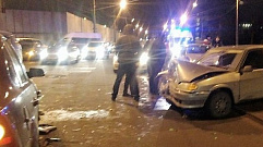 В Твери столкнулись два автомобиля, пострадавших отправили в больницу