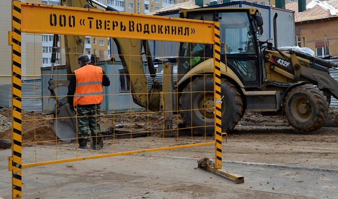 В Твери на улице Хромова устранили прорыв канализации 