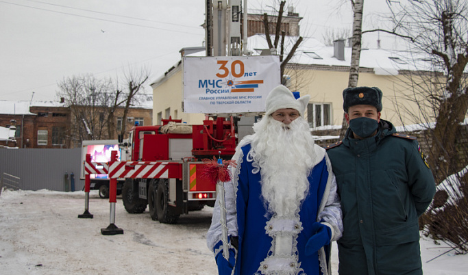 Сотрудники МЧС в костюмах Деда Мороза поздравили пациентов инфекционного отделения в Твери с Новым годом