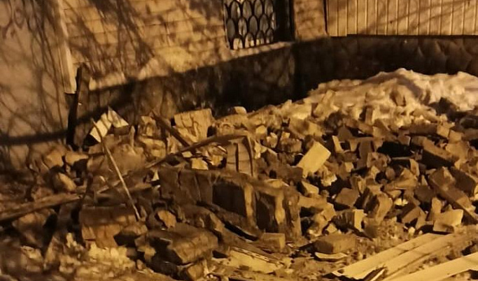 Администрация Ржева прокомментировала обрушение фасада дома