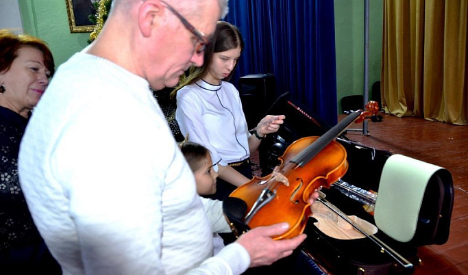 В Музыкальной школе Вышнего Волочка появилась скрипка из Китая