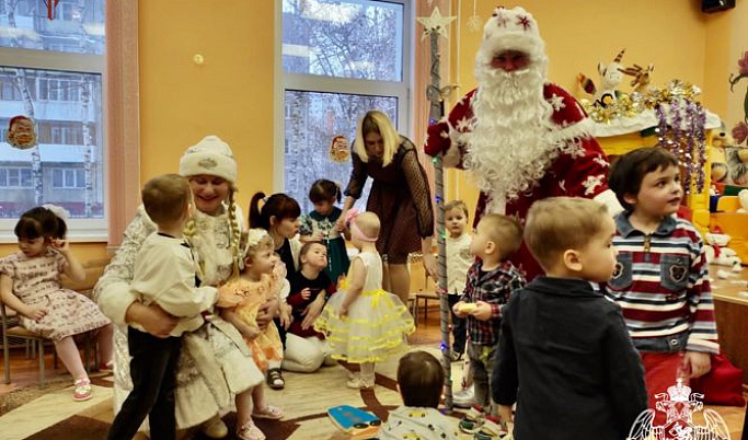Тверские росгвардейцы поздравили малышей дома ребенка «Теремок» с наступающим Новым годом