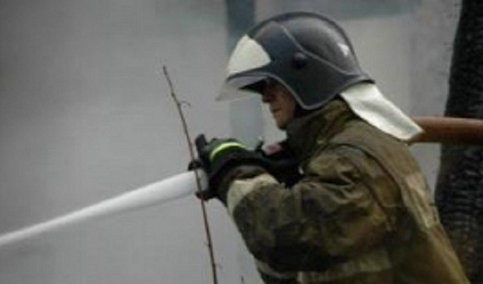 12 спасателей тушили пожар в квартире на улице Хромова в Твери